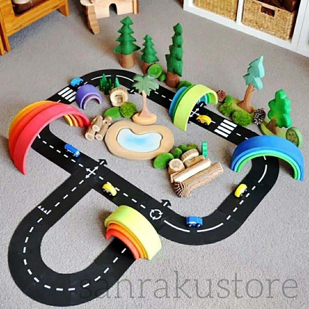 商品情報 商品名 【送料無料】道路 パズル レール 24ピース 車 高速道路 汽車 知育おもちゃ モンテッソーリ 空間認識 幼児 知育玩具 誕生日 クリスマスプレゼント 男の子 女の子 ギフト 室内遊び 幼稚園 保育園 材質 シリコン サイズ 各ピース：幅約8.5cm 長いピース：約21cm 短いピース：約11cm 許容誤差：±3mm カラー ※商品は24ピースセット（道路レール）となります 用途 室内遊び、幼児の知育、空間認識力の向上、親子コミュニケーション、幼稚園・保育園用教材、児童クラブ遊び、車のおもちゃの道路づくり、持ち運び遊び、外遊び後の洗浄可能なおもちゃとして最適。 特徴 ● 柔らかいシリコン素材でどこにでも道路が作れる24ピースセット ● 滑りにくく、坂道やクッションの上にも設置可能 ● 投げても踏んでも痛くない安全設計で幼児に最適 ● 自由なレール組み合わせで思考力・発想力・集中力を育む ● 家にある車おもちゃと合わせて遊べて楽しさ倍増 ● 薄型で持ち運び簡単、汚れても洗えて衛生的 ● 子供の好奇心を引き出し、自分で考えて作るモンテッソーリ教材として最適 使用上の注意 ● モニター環境により色味が異なる場合があります。 ● 生産時期によりデザインが多少異なる場合があります。 ● 色やサイズ違いによる返品は不可となります。 ● 商品に大きな不具合があった場合は到着後3日以内にご連絡ください。