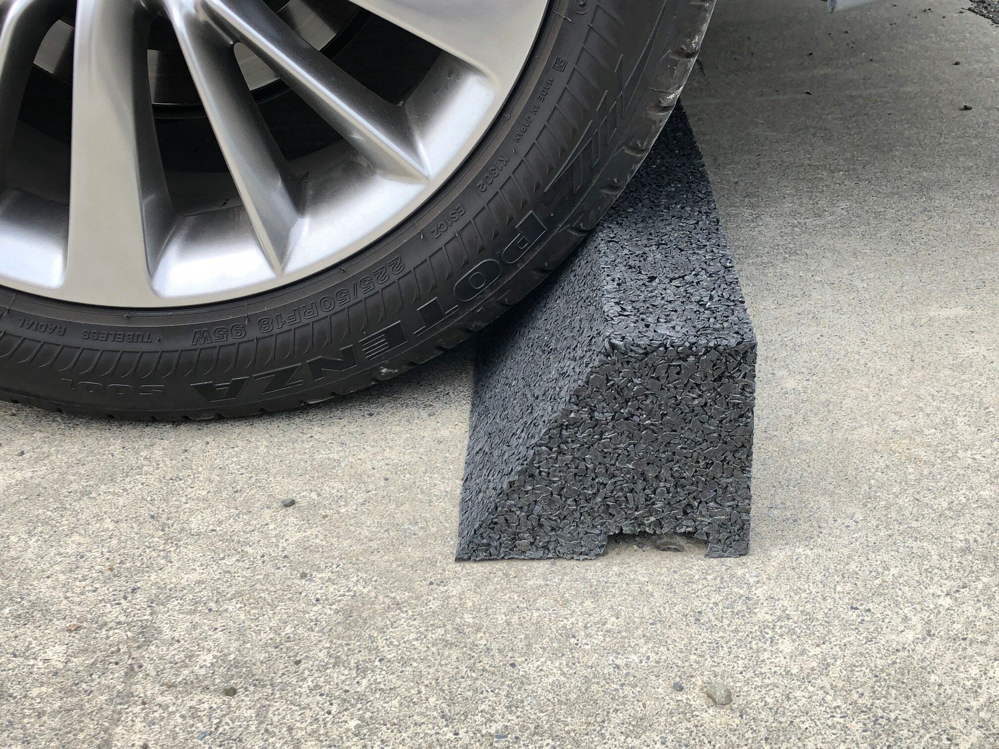 SRFゴムチップ製 　駐車場用　車止め　1個　 KD-650　600×150×120ミリ