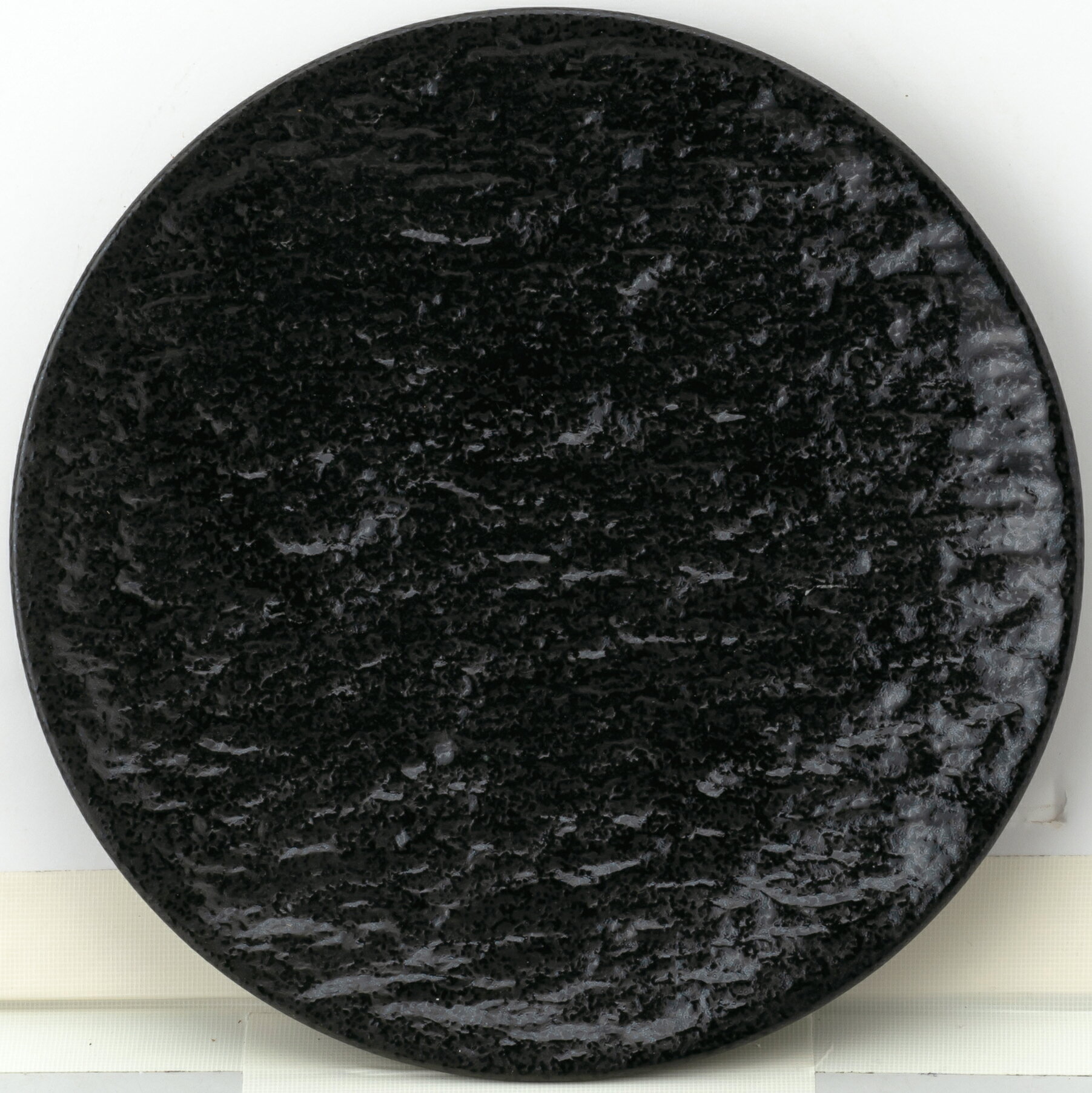 【品　　番】34072071 【品　　名】石目 黒耀 PX20cm皿 黒耀 【寸　　法】19.7×1.9cm 【特　　徴】BPAフリー, 耐久性, 軽量, 電子レンジ対応, 食洗機対応 【ハイライト】ワンプレート、メイン皿、ディナープレート、家庭用、業務用、おしゃれ、シンプル、磁器、黒耀、マット調 ツヤあり