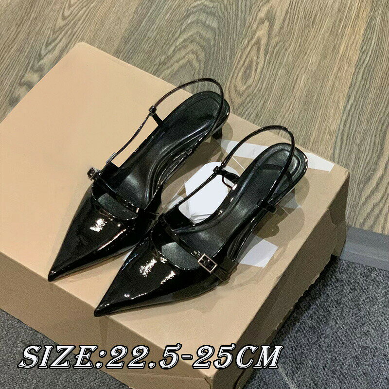 商品情報特徴洗練された尖りトゥと足元が程よく覗くサイドカットデザインが、上品かつ抜け感のある印象を演出。華奢なストラップとバランス良く組み合わさり、履くだけで美脚見えとスタイルアップが叶う一足。スカートにもパンツにも合わせやすく、オンにもオフにも活躍します。アッパーと内側には厳選された本羊革を使用。なめらかで足馴染みが良く、素足でも履ける快適な肌触りが特徴です。程よい光沢感のある黒が高見え効果抜群。履き込むほどに足に馴染み、長時間の着用でも疲れにくい設計です。約3〜6cmの中ヒールで歩きやすく、ヒール初心者にもおすすめ。細すぎずしっかり安定感のあるキャットヒールは、女性らしいエレガントさを引き立てながら、デイリーにも無理なく使えるのが魅力。オフィスにも休日のおしゃれコーデにも対応可能な万能シューズです。素材羊革サイズ35#内寸22.5cm,36#内寸23cm37#内寸23.5cm,38#内寸24cm39#内寸24.5cm,40#内寸25cmサイズの詳細情報は、商品ページにあるサイズ表をご覧ください。安心サポート返品・交換ご了承いただけますようお願い申し上げます。注意事項レディース パンプス サンダル 中空デ 靴 早い者勝ち 35#内寸22.5cm 36#内寸23cm 37#内寸23.5cm 38#内寸24cm 39#内寸24.5cm 40#内寸25cm