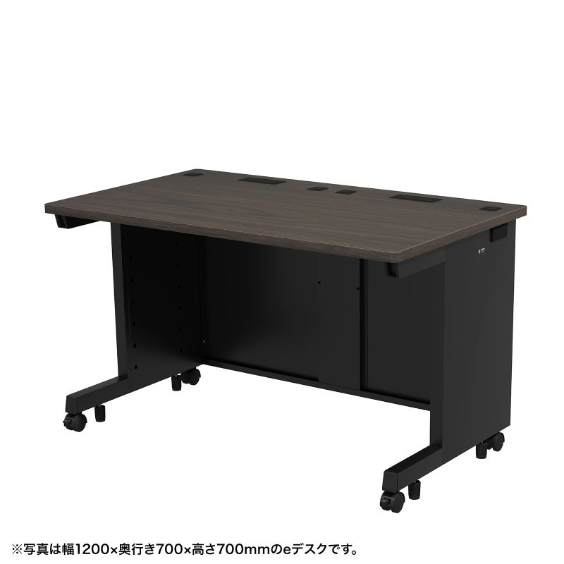 商品詳細環境に配慮し、サイズバリエーションの豊富なデスクシリーズ。（幅1200×奥行き650×高さ720mm・濃い木目）特長●設置場所や設置機器、用途に合わせて150種類のサイズから選べるデスクシリーズです。●幅600から1800mm、奥行500・600から800mmで50mmピッチのサイズバリエーションがあります。高さは700mmと720mmを選べます。●即納または受注後2週間での出荷が可能です。一部の品番は在庫があります。※数量、時期により受注後2週間での出荷ができない場合があります。●レイアウト変更などが行えるようにキャスターが付いています。●天板は低ホルムアルデヒド（F☆☆☆☆）のパーティクルボードを使用しています。●天板エッジにはオレフィン系のソフトエッジを巻いています。●天板表面には滑らかな手触りのメラミン化粧板を使用しています。硬度は7Hです。●総耐荷重180kgです。重量のある機器の設置等も可能です。●バックパネルは下方まで隠れる大型タイプです。セキュリティワイヤーを通すための穴があります。●LAN用横配線口をサイドフレーム後方に装備しています。ケーブルを美しく配線することができます。シャッター式扉付きです。●サブテーブル、中棚、床固定金具、引き出し、キーボードスライダーのオプションを用意しております。●ケーブル収納パネルを加えることでバックパネルを二重構造にでき、ケーブルを隠すことができるようになります。●特注にて幅、奥行き、高さの変更ができ、1台から製作可能です。※幅は最大2400mm、奥行きは最大1400mmまで製作可能です。仕様■天板カラー：濃い木目■フレームカラー：ブラック■製品サイズ：W1200×D650×H720mm天板サイズ/W1200×D650×t25mm■製品重量：30.24kg■出荷形態：ノックダウン組立式（お客様組み立て）■梱包：3個口/760×700×95mm・13.8kg1260×710×40mm・14.8kg1115×560×40mm・6.4kg■材質：天板/木製（パーティクルボード）＋メラミン化粧板、フレーム/スチール（メラミン焼付塗装）、キャスター/ナイロン■耐荷重：総耐荷重/180kg天板部均等耐荷重/150kg中心荷重/80kg■アジャスターの有無：あり■キャスターの有無：あり■キャスター径：50mm■付属品：キャスター、アジャスター、コードカバー（1個）、ケーブル口、横配線口、セキュリティワイヤー取り付け口表示された検索窓に商品番号を入力してください【 商品番号：ED-SK12065M72 】【2024年01月登録】関連キーワード：テーブル 机 つくえ サンワサプライ 4969887393765表示された検索窓に商品番号を入力してください【 商品番号：ED-SK12065M72 】※代引きでのお支払いはできません。
