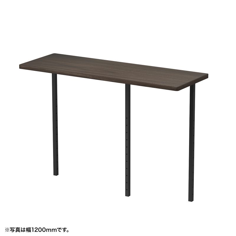 商品詳細eデスク用サブテーブル。デスクを二段にして搭載量をアップ。（幅600×奥行き420×高さ890mm・濃い木目）特長●デスクを2段式にすることができます。●用途、機器に合わせて高さを50mmピッチで変えることができます。●天板は低ホルムアルデヒド（F☆☆☆☆）のパーティクルボードを使用しています。●天板エッジにはオレフィン系のソフトエッジを巻いています。●天板表面には滑らかな手触りのメラミン化粧板を使用しています。硬度は7Hです。仕様■フレームカラー：ブラック■天板カラー：濃い木目■製品サイズ：W600×D420×H890mm※天板から高さ175から525mmの間で高さを変更できます（50mmピッチ）。天板サイズ/W600×D420×t25mm■製品重量：7kg■出荷形態：ノックダウン組立式（お客様組み立て）■梱包：1個口/850×500×50mm・8kg■材質：天板/木製（パーティクルボード）＋メラミン化粧板、フレーム/スチール（メラミン焼付塗装）■総耐荷重：60kg表示された検索窓に商品番号を入力してください【 商品番号：EST-60M 】【2024年04月登録】関連キーワード：テーブル 机 つくえ サンワサプライ 4969887396179表示された検索窓に商品番号を入力してください【 商品番号：EST-60M 】※こちらの商品は受注発注品となります。※ご注文後のキャンセル・返品はお受けできません。