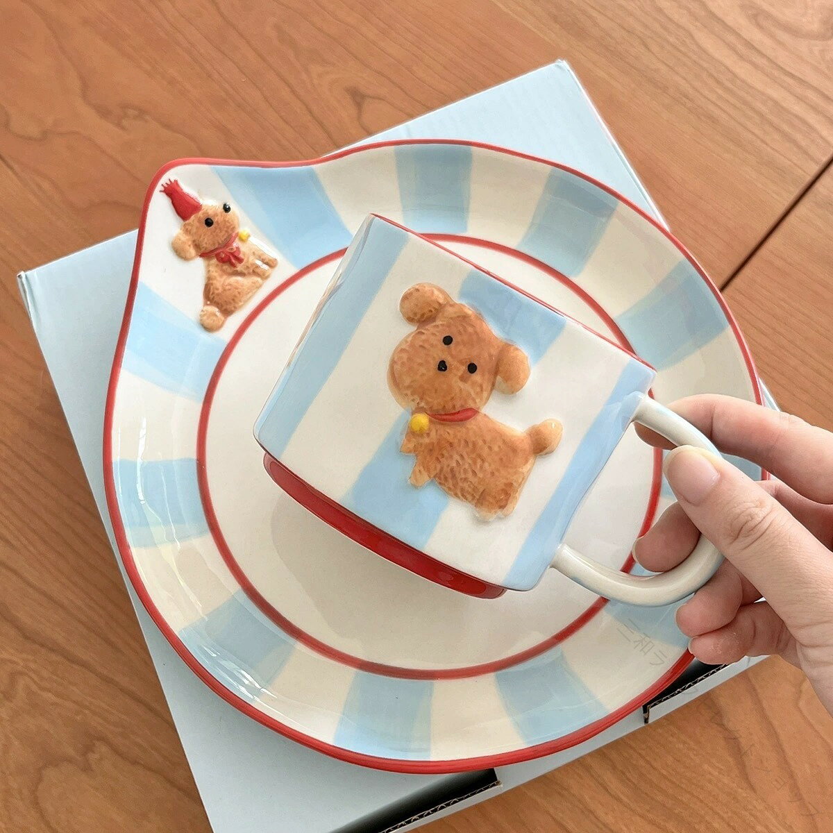 【原産国／製造国: 中国】 .マグカップ お皿 陶磁器 食器 ギフトセット 絵付け 手作り 食洗機対応 電子レンジ対応 オーブン対応 取っ手付き オフィス用 朝食 お茶 牛乳 誕生日 記念日 卒業祝い 贈り物 マグ 食器セット 陶器 プレゼント ティータイム モーニング 祝い ギフト 人気 おすすめ ランキング セール向けの食器です。。 指定された配送時間は承っておりません。【三和ライフセレクトショップ】