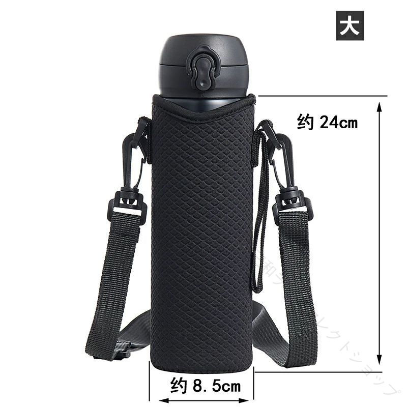 【水筒、ペットボトル用】水筒カバー特殊弾性素材を使用し、底径8cm・9.5cmのボトル、750ml・1Lのペットボトル、スポーツボトルに適しています。 【強力保温】水筒ケースダイビングスーツなどに使用される特殊発泡ゴムとナイロン素材で作られ、ダイビングスーツのように保温できます。飲み物の保温、保冷はもちろん、お湯に対する断熱材の役割も果たします。 【携帯性】クロスボディのショルダーストラップが付属し、ストラップは長期間の使用に耐える丈夫な素材で作られています。手提げだけでなく、ショルダーストラップを通して肩に掛けて使用することもでき、とても便利です。 長さも調節可能で、大人から子供までお使いいただけます。 【様々なシーンで活躍】肩掛けタイプのウォーターボトルスリーブは、カジュアルでシンプルなスタイルで、大人から子供までお使いいただけます。ハイキング、ゴルフ、サイクリング、ピクニックはもちろん、通勤、通学、図書館、オフィスなどにも最適です。 【細かいデザイン】 水筒を出し入れしやすいように底に通気孔があり、普段使いにとても便利で、細かい目のデザインで水筒が外れにくいです。 【原産国／製造国: 中国】 .水筒カバー 750ml 800ml 900ml 1L対応の水筒ケースとペットボトルホルダーは保冷保温機能で魔法瓶用にも適用。肩掛けや手提げショルダーストラップ付きでおしゃれでシンプル。子供から大人まで男女兼用で学校、通勤、旅行、アウトドア、遠足、キャンプ、スポーツに最適です。軽量で防水、多機能な断熱カバーは携帯便利で調整可能なフック付き。収納力と耐久性も抜群でプレゼントや贈り物にもおすすめ。水筒カバー ボトルケース ボトルホルダー 保冷 保温 持ち運び ポーチ ケトル対応 収納 旅行用 通勤用 学校用 アウトドア用 スポーツ用。 指定された配送時間は承っておりません。【三和ライフセレクトショップ】