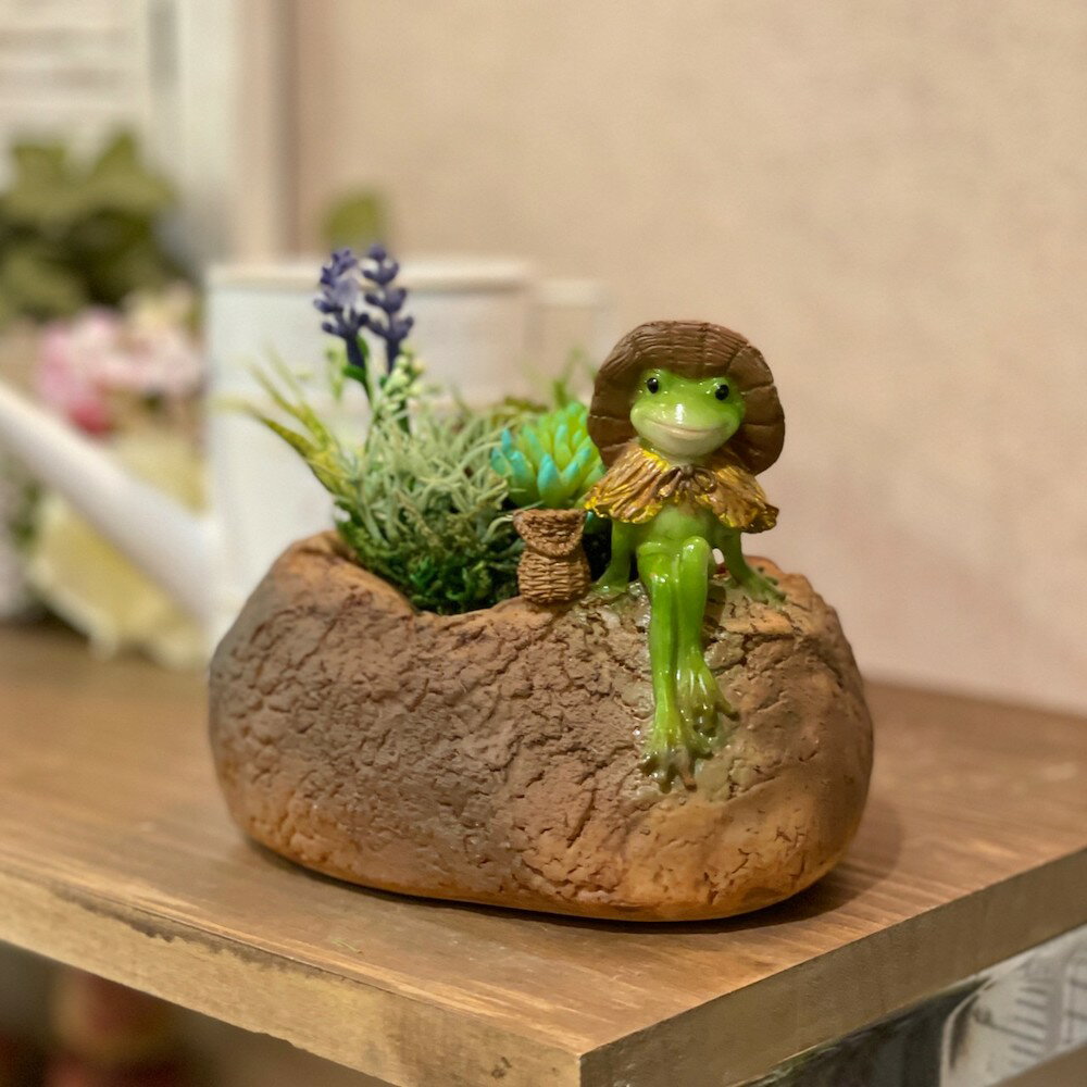 蓑蛙 植木鉢 小物入れ かえる カエル アマガエル カントリー 置物 置き物 オブジェ ギフト ミニチュアアニマル 贈り物 梅雨 縁起物 82747 レトロ アンティーク風 インテリア プレゼント かわいい ユニーク フィギュア リアル コレクション 手の平サイズ