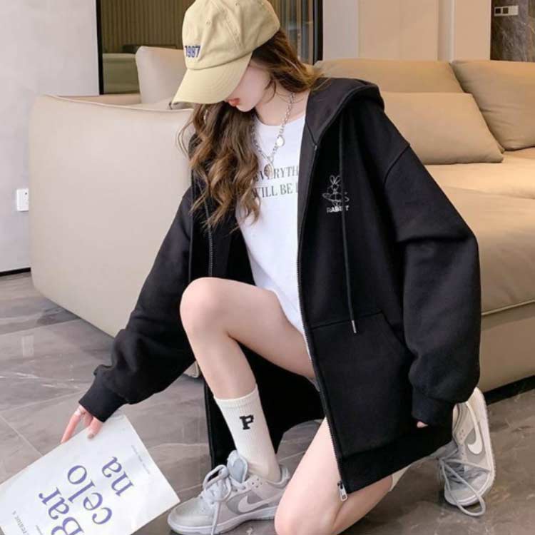 サンウェーブのフード付き カジ LOGO 長袖 オーバーサイズ パーカー おしゃれ ジップアップパーカー 大人可愛 アウター 部屋着 ロング丈 ロゴ｜アングル2