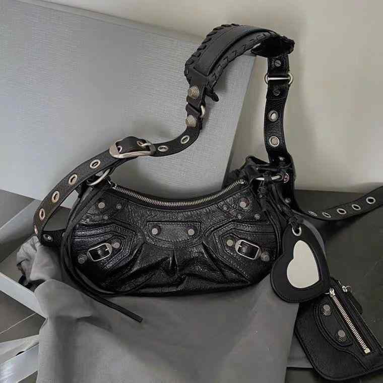 三日月型 ハンドバッグ 斜めがけ 横型 ショルダーバッグ ゴツい 手提げ レディース メッセンジ かっこ..