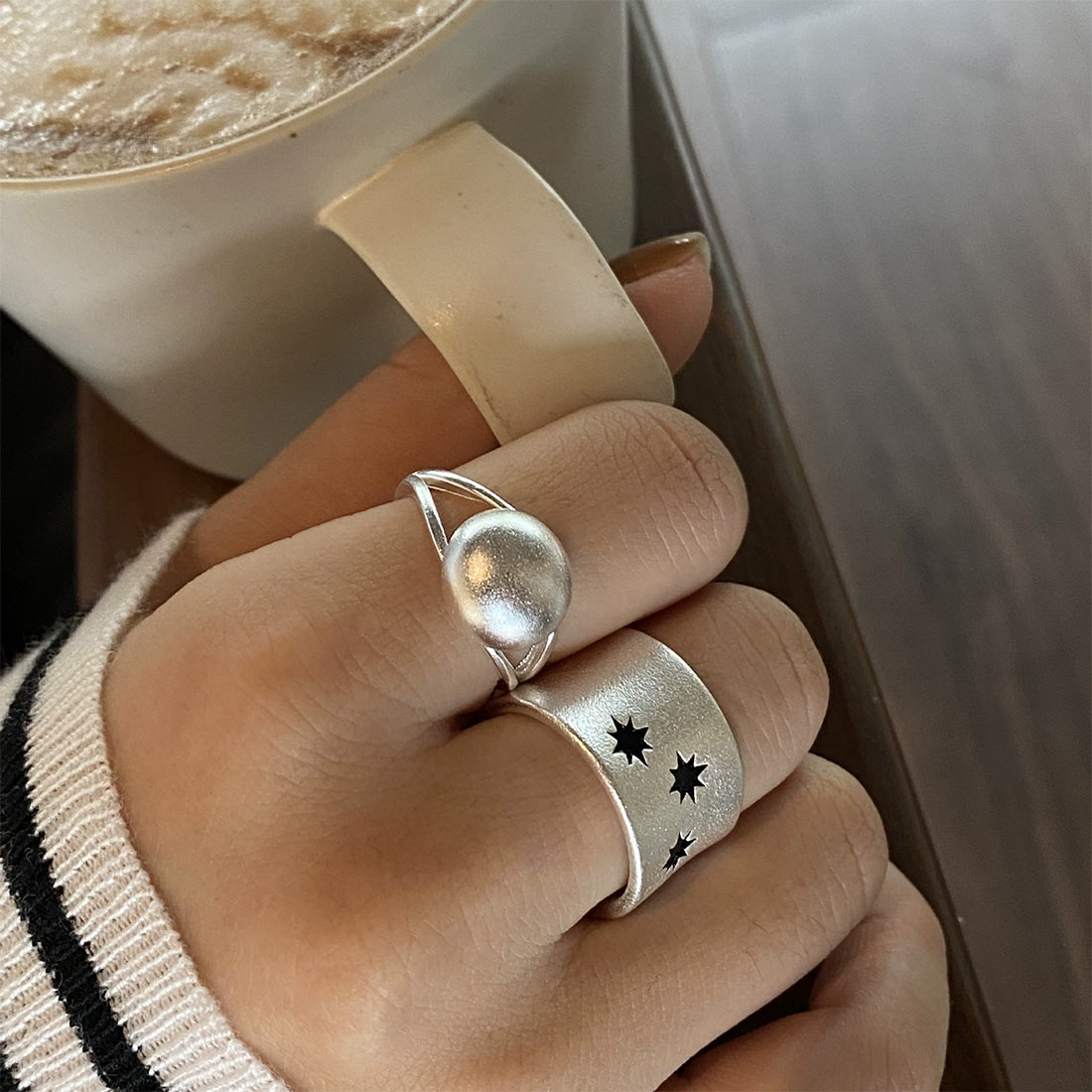 おしゃれ メタル マット ボール 普 お出かけ マットな質感が肌にやさしく映えるリング レトロ スター デザイン 立体的 シルバー