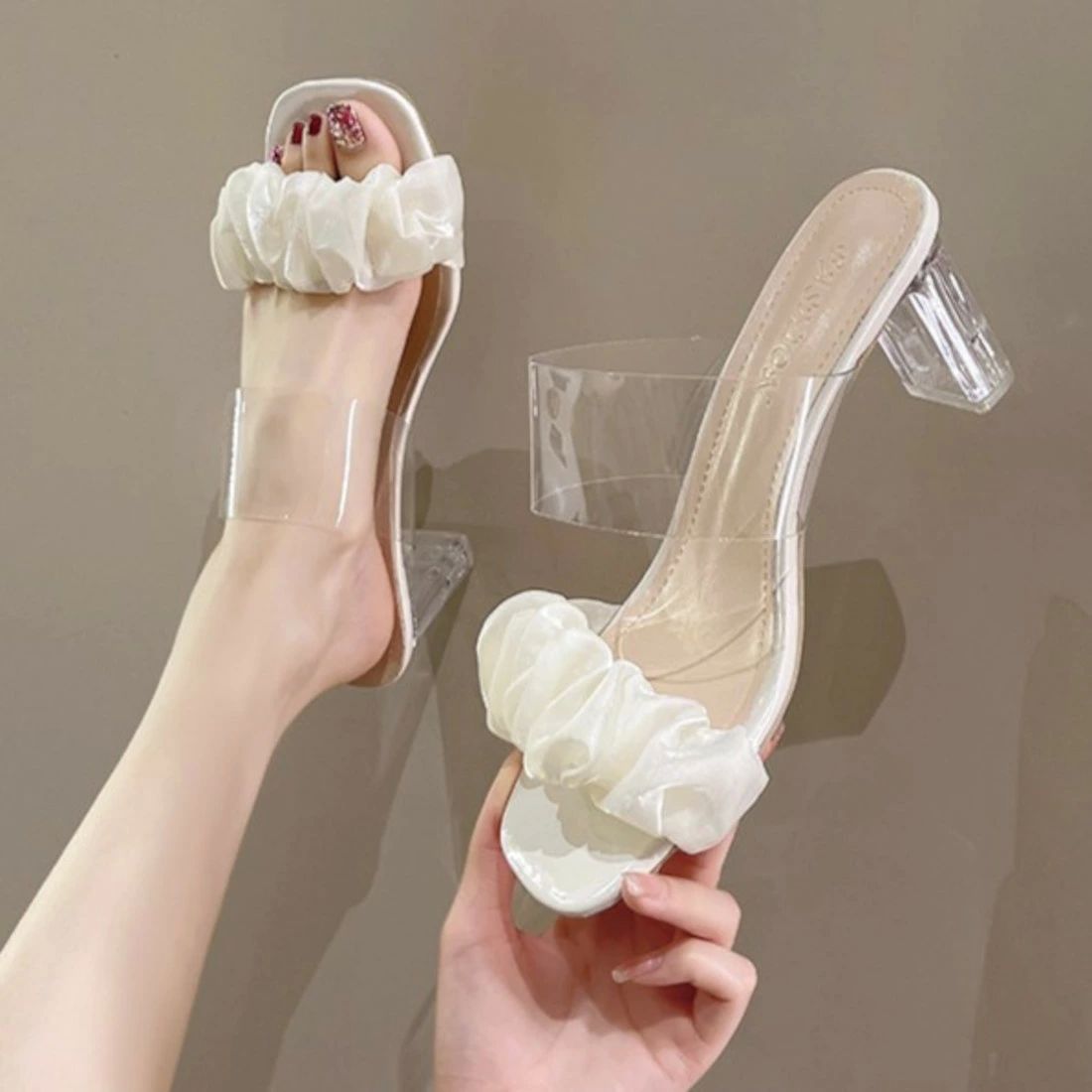 スクエアトップ 華やか 抜け感 パーティー 上品 足元にさりげない個性を添えてくれるミュールサンダル セレモニー おしゃれ 靴