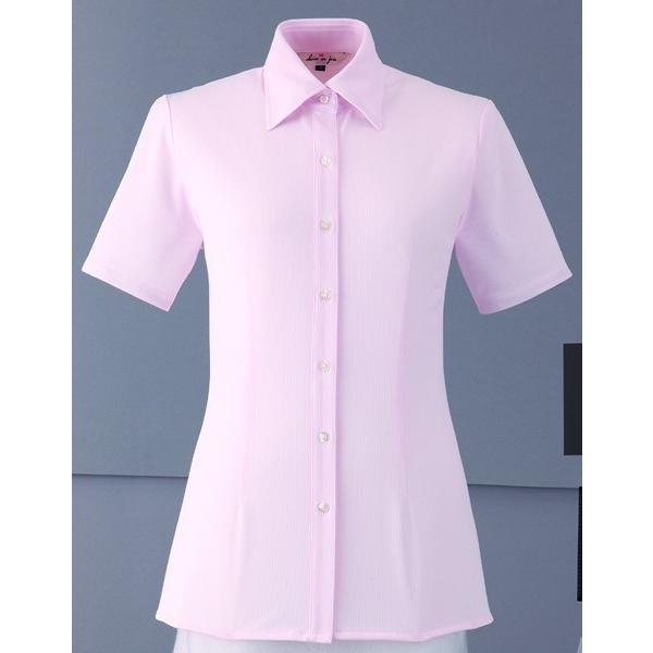 定番のマニッシュなシャツには女性のための工夫がたくさん enjoie　アンジョア　06165　半袖シャツ　5号〜15号 かっこいい系 1枚でも着映える美しいシルエット。クールなシャツでキリリと決める。 定番のマニッシュなシャツには女性のための工夫がたくさん 着回しも自在の定番シャツはしわになりにくくストレッチ性のある生地で着丈も長めだから動きやすさバツグン。汗をかいても吸汗速乾だから安心です。透けない素材を使用しているのも女性にはうれしいポイント ■素材 パーフェクトニット ポリエステル90%・綿10% ■Point ホームクリーニング 2WAYストレッチ W&W性：ウォッシュアンドウェア性。洗濯後の乾きが早い上、洗濯を繰り返してもしわになりにくい性質を持っています 防透 生地厚：やや厚 ★領収書の発行も可能です ★お取り寄せ商品は午前10時までのご注文で最短で翌営業日の発送になります。ご注文からお届けまで2〜4日程度が目安となります 事務服　制服　ユニフォーム　オフィス　半袖ブラウス　半袖シャツ レディース　女性用