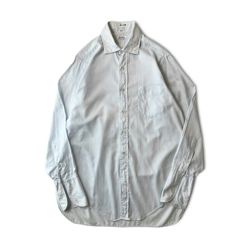 ITEM CODE：spd302206 60年代のExcelloの長袖シャツです。 Excelloは、質の高いヴィンテージシャツで見かけるブランドです。 合わせやすい、爽やかなライトブルー 左胸にポケット、スリットにマチ付き、非常に細かなステッチや使用された上質な素材、ダブルカフスなど随所に拘りを感じます。 一見ただの無地のシャツですが、全体に織りの総柄が入る、洒落た一枚。 これ一枚で様になる、使い勝手の良いヴィンテージのアイテムです。 年代：1960年代 ブランド：Excello 生産国：MADE IN USA (アメリカ製) カラー：ライトブルー 素材：100% COTTON サイズ表記：─ ─ サイズ実寸 ─ 着丈：84cm 身幅：58cm 肩幅：45cm 袖丈：69cm ─ コンディション ─ ヨゴレ・ダメージ・色褪せ等の無い非常に良い状態です。