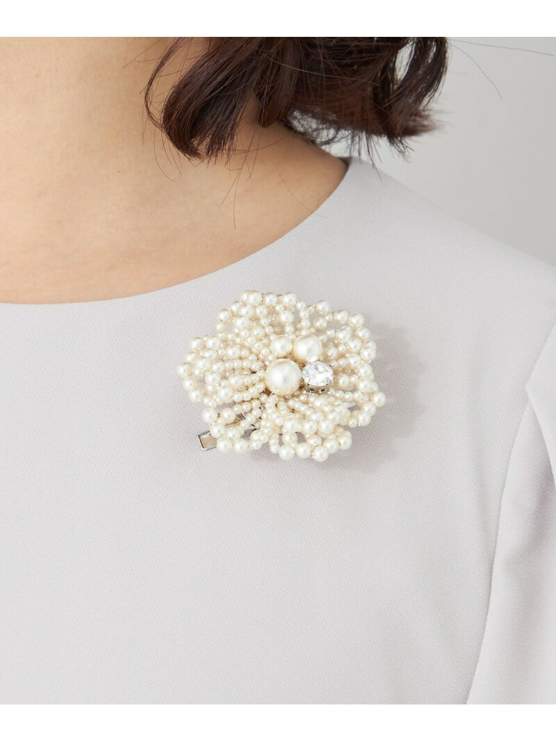 フラワーブローチ TO BE CHIC トゥー ビー シック アクセサリー・腕時計 ブローチ・コサージュ・バッジ ホワイト グレー【送料無料】[Rakuten Fashion]