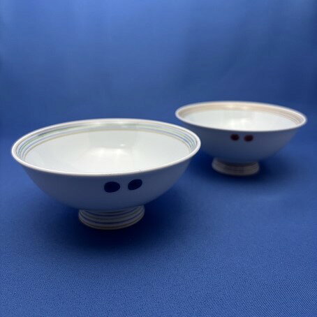 商品情報サイズサイズ：小：φ11.5×H5.3cm　大：φ12×H5.5cm素材 ：磁器　重量： 小：130g　大：150g食洗機：○　電子レンジ：○オーブン：×　直火：×この商品は 夫婦茶碗 玉模様 夫婦飯茶碗揃 青・赤 波佐見焼 飯茶碗セット ペア茶碗 ご飯茶碗 磁器 日本製 白磁 水玉 ビー玉 おしゃれ かわいい 高級感 モダン 和食器 ポイント玉模様が美しい夫婦飯茶碗セット。青と赤の色合いが食卓を華やかに彩ります。日常使いにぴったりの上品なデザインです。 ※モニターの発色具合によって実際の物と色合いが異なる場合がございます。 ショップからのメッセージ 納期について 4