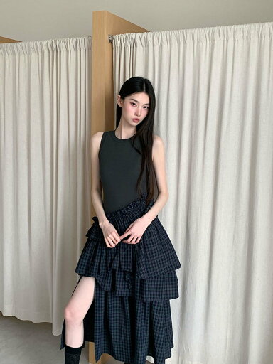 デザイン感ある個性的レトロチェック柄フェイクレイヤードミディワンピ・スリムフィット デザイン感ある個性的レトロチェック柄フェイクレイヤードミディワンピ・スリムフィット