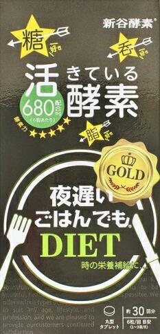 【商品説明】脂っこいもの、お酒、甘いもの、炭水化物、大好き！な方へ。 「新谷酵素 夜遅いごはんでも」シリーズの王様と呼ばれている「GOLD」がさらにパワーアップしました。 スタンダードタイプよりも、酵素量を160％増量し、植物性ステロールと別名ロングペッパーと呼ばれる新成分「ヒハツ」を配合。 活きている酵素と共にあなたの食生活をサポートします。 【お召し上がり方】 通常の食事の補助として、1回6粒(1～3回)を目安に、水またはぬるま湯とともにお召し上がり下さい。 【原材料名】 麹菌発酵エキス末（マルトデキストリン、麹菌米発酵エキス）（インド製造）、パパイヤ加工品（マルトデキストリン、パパイヤ抽出物）、米麹粉末、ギムネマシルベスタエキス末、デキストリン、イソマルトオリゴ糖、ヒハツ加工品（デキストリン、ヒハツ抽出物）、ウコン末、麹菌発酵副穀エキス末、有胞子性乳酸菌、難消化性デキストリン、酵母、ジンジャーエキス末、ケイヒ末、黒胡椒抽出物 / 結晶セルロース、ステアリン酸Ca、微粒二酸化ケイ素、植物性ステロール、ナイアシン、パントテン酸Ca、V.B6、V.B1、V.B2、V.B12、（一部に大豆・ごまを含む） 【栄養成分表示】 3粒(0.90 g)あたり エネルギー…5.645 kcal、タンパク質…0.088 g、脂質…0.073 g、炭水化物…1.159 g、食塩相当量…0.0012 g ※酵素量680 mg 【ご使用上の注意】 自然原料を使用している為、色調が異なる場合がありますが、品質に問題はございません。 まれに体質・体調により、合わない場合があります。その場合はご利用を中止して下さい。 医療機関にかかっている方は医師にご相談下さい。 食物アレルギーのある方は、原材料名表示をご参照下さい。 小児の手の届かないところに保存して下さい。 錠剤を固めるための添加物（賦形剤）の使用をできるだけ避けているため、形が崩れやすいことがありますが、製品の品質に問題はございません。スタンダードタイプよりも、酵素量を160％増量した「夜遅いごはんでも　大盛+」