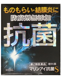 ●製品の特徴 結膜炎・ものもらい・まぶたのただれ ●サルファ剤（スルファメトキサゾールナトリウム）配合 　結膜炎やものもらいの原因であるブドウ球菌などの細菌に優れた抗菌作用を示します。 ●2つの抗炎症剤（イプシロン-アミノカプロン酸，グリチルリチン酸二カリウム）配合 　2つの抗炎症剤が細菌等による目のかゆみ，痛み，はれなどの症状を鎮めます。 ●タウリン配合 　目に栄養を与え細胞感染により傷ついた目の組織修復に役立ちます。 ●防腐剤（ベンザルコニウム塩化物，パラベン類）無添加 　薬物アレルギーや角膜上皮細胞に障害を与える危険性があるといわれている防腐剤を含んでいません。 ●使用上の注意 ■してはいけないこと （守らないと現在の症状が悪化したり，副作用が起こりやすくなります） 長期連用しないこと ■相談すること 1．次の人は，使用前に医師，薬剤師又は登録販売者に相談してください。 　（1）医師の治療を受けている人 　（2）薬などによりアレルギー症状を起こしたことがある人 　（3）次の症状のある人：はげしい目の痛み 2．使用後，次の症状があらわれた場合は副作用の可能性があるので，直ちに使用を中止し，この文書を持って医師，薬剤師又は登録販売者にご相談ください。 ［関係部位：症状］ 皮膚：発疹・発赤，かゆみ 目：充血，かゆみ，はれ 3．3～4日間使用しても症状がよくならない場合は使用を中止し，この文書を持って医師，薬剤師又は登録販売者にご相談ください。 ●効能・効果 結膜炎（はやり目），ものもらい，眼瞼炎（まぶたのただれ），目のかゆみ ●用法・用量 1回2～3滴，1日3～6回点眼してください。 ●用法関連注意 （1）小児に使用させる場合には，保護者の指導監督のもとに使用させてください。 （2）容器の先が，まぶたやまつ毛などに触れると，目やにや雑菌などのため，薬液が汚染または混濁することがありますので注意してください。 また，混濁したものは使用しないでください。 （3）ソフトコンタクトレンズを装着したまま使用しないでください。 （4）本剤は，点眼用にのみ使用してください。 ●成分分量 1mL中 成分 分量 スルファメトキサゾールナトリウム 40mg グリチルリチン酸二カリウム 2mg イプシロン-アミノカプロン酸 10mg アミノエチルスルホン酸(タウリン) 2mg ●添加物 ホウ酸，ホウ砂，チオ硫酸ナトリウム水和物，エデト酸ナトリウム水和物 ●保管及び取扱い上の注意 （1）直射日光の当たらない涼しい所に密栓して保管してください。 特に車のダッシュボード等，高温下に放置すると，容器の変形や薬液の変化を生じるおそれがあります。 （2）小児の手の届かない所に保管してください。 （3）他の容器に入れ替えないでください（誤用の原因になったり，品質が変わる）。 （4）他の人と共用しないでください。 （5）使用期限（外箱に記載）を過ぎた製品は使用しないでください。 また，使用期限内であっても，開封後はできるだけ速やかに使用してください。 （6）保存状態によっては，成分の結晶が容器の先やキャップの内側につくことがあります。 その場合には清潔なガーゼで軽くふきとってから使用してください。 ●消費者相談窓口 会社名：佐賀製薬株式会社 問い合わせ先：お客様相談窓口 電話：0942-92-5656 受付時間：午前9：00～午後5：00（土，日，祝日を除く） ●製造販売会社 佐賀製薬（株） 会社名：佐賀製薬株式会社 住所：〒841-0201　佐賀県三養基郡基山町小倉481 ●リスク区分等 第2類医薬品