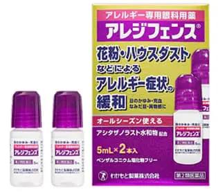 製品の特徴 アレジフェンスは，花粉の季節はもちろん，オールシーズンのアレルギー症状緩和に適した眼科用薬です。 ◆抗アレルギー成分「アシタザノラスト水和物」を配合し，アレルギー症状を引き起こす原因物質（ヒスタミンなど）の放出を抑えることで，症状を緩和します。 ◆防腐剤にベンザルコニウム塩化物を使用していません。 ◆小容量5mL・2本入りなので，持ち運びに便利で，衛生的です。 使用上の注意 ■してはいけないこと （守らないと現在の症状が悪化したり，副作用が起こりやすくなります。） 1．次の人は使用しないでください。 　（1）本剤又は本剤の成分によりアレルギー症状を起こしたことがある人。 　（2）7歳未満の幼児。 ■相談すること 1．次の人は使用前に医師，薬剤師又は登録販売者に相談してください。 　（1）医師の治療を受けている人。 　（2）妊婦又は妊娠していると思われる人。 　（3）授乳中の人。 　（4）薬などによりアレルギー症状をおこしたことがある人。 　（5）減感作療法等，アレルギーの治療を受けている人。 　（6）次の症状のある人。 　　はげしい目の痛み 　（7）アレルギーによる症状か他の原因による症状かはっきりしない人。 　　とくに次のような場合はアレルギーによるものとは断定できないため，使用前に医師に相談してください。 　　○片方の目だけに症状がある場合 　　○目の症状のみで，鼻には症状がみられない場合 　　○視力にも影響がある場合 　　○目やにの多い場合 2．使用後，次の症状があらわれた場合は副作用の可能性がありますので，直ちに使用を中止し，この説明文書を持って医師，薬剤師又は登録販売者に相談してください。 ［関係部位：症状］ 皮膚：発疹・発赤，かゆみ 目：充血，かゆみ＊，はれ＊，刺激感＊，痛み＊，なみだ目 　＊目のまわりを含みます 3．次の場合は使用を中止し，この説明文書を持って医師，薬剤師又は登録販売者に相談してください。 　（1）目のかすみが改善されない場合。 　（2）1週間位使用しても症状がよくならない場合。 4．症状の改善がみられても2週間を超えて使用する場合は，この説明文書を持って医師，薬剤師又は登録販売者に相談してください。 効能・効果 花粉，ハウスダスト（室内塵）などによる次のような目のアレルギー症状の緩和：目のかゆみ，目の充血，目のかすみ（目やにの多いときなど），なみだ目，異物感（コロコロする感じ） 用法・用量 1回1〜2滴，1日4回（朝，昼，夕方及び就寝前）点眼してください。 用法関連注意 （1）用法・用量を厳守してください。 （2）小児に使用させる場合には，保護者の指導監督のもとに使用させてください。 （3）目の周囲に流れ出た液はすぐにふきとってください。 （4）容器の先を目やまぶた，まつ毛に触れさせないでください（目やにや雑菌等のため，薬液が汚染又は混濁することがあります）。 また，混濁したものは使用しないでください。 （5）コンタクトレンズの装着液として使用しないでください。 また，コンタクトレンズを装着したまま使用しないでください。 （6）点眼用にのみ使用してください。 （7）花粉などの季節性のアレルギーによる目の症状に使用する場合は，花粉飛散期に入って症状が出始めたら，症状の軽い早めの時期からの使用が効果的です。 成分分量 1mL中 成分 分量 内訳 アシタザノラスト水和物 1.08mg （アシタザノラスト1mg） 添加物 モノエタノールアミン，イプシロン-アミノカプロン酸，パラオキシ安息香酸メチル，パラオキシ安息香酸プロピル，クロロブタノール，プロピレングリコール，ポリソルベート80，pH調節剤 保管及び取扱い上の注意 （1）高温をさけ，直射日光の当たらない涼しい所に密栓して保管してください。 自動車内や暖房器具の近くなど高温（40℃以上）となる場所に放置しないでください。また過度の低温での保管は避けてください。 （2）小児の手の届かない所に保管してください。 （3）他の容器に入れ替えないでください。 （誤用の原因になったり品質が変わります。） （4）他の人と共用しないでください。 （5）使用期限（外箱及びラベルに記載）を過ぎた製品は使用しないでください。 なお，使用期限内であっても，開封後は品質保持の点からなるべく早く使用してください。 消費者相談窓口 会社名：わかもと製薬株式会社 問い合わせ先：お客様相談室 電話：03-3279-1221【直通】 受付時間：9：00〜17：30（土・日・祝日を除く） 製造販売会社 会社名：わかもと製薬株式会社 住所：〒103-8330　東京都中央区日本橋本町二丁目2番2号 リスク区分 第2類医薬品 広告文責：有限会社シンエイ 電話：077-544-5855