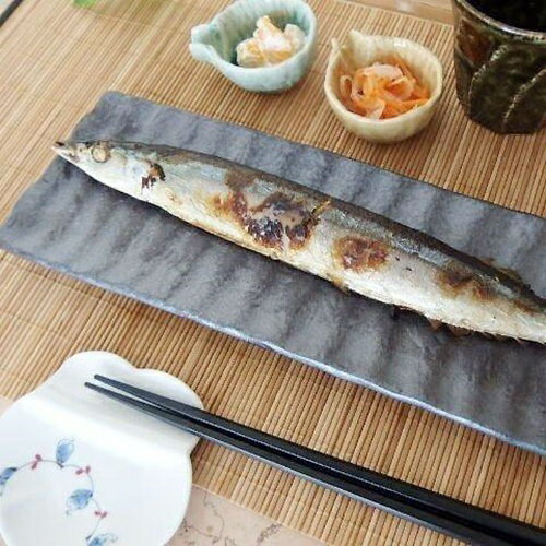 《在庫品》和の器 和食器 銀彩黒 削ぎ目ストライプ 長角秋刀魚皿 サンマ長皿 長角皿 焼き魚 お刺身 お寿司 前菜 オードブル モダン 美濃焼 日本製 食器 おしゃれ〔お取り寄せ商品〕