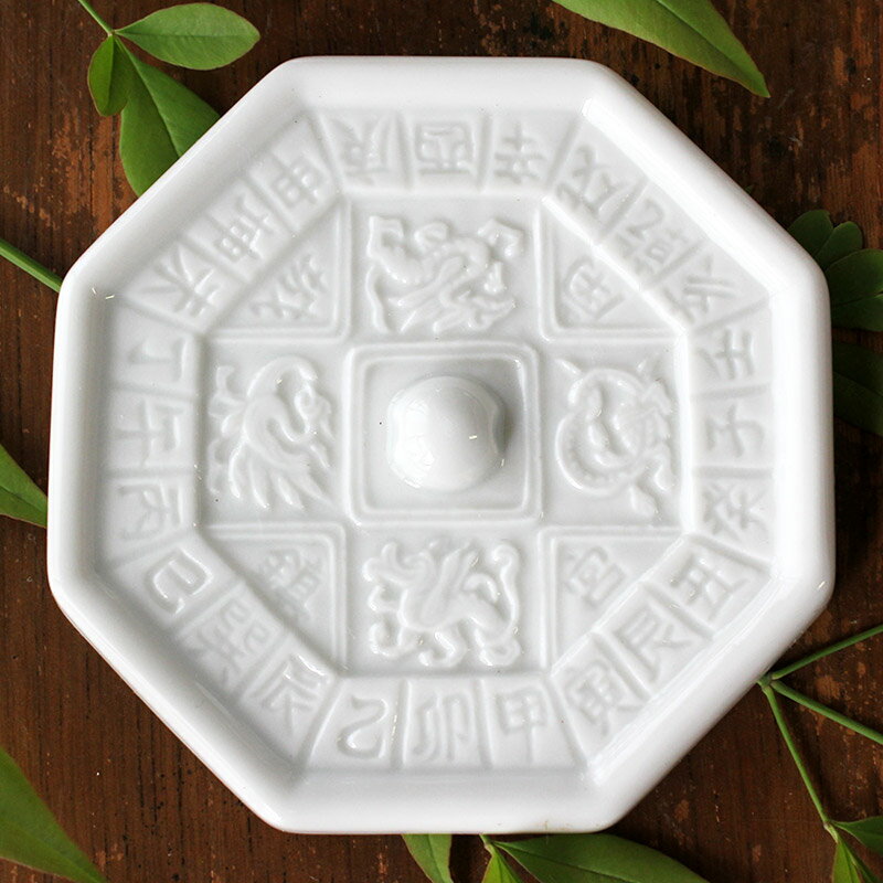 【アウトレット】白い陶器 方位盤 レリーフ ※強い汚れあり / 陶製 置物 インテリア ペーパーウェイト ..