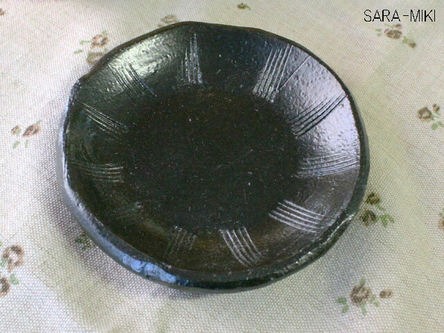 乐天商城 - 【アウトレット】《手造り》 黒釉 クシ目 小皿 / 和食器 小皿 黒