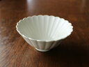 【アウトレット】淡黄菊割 4寸 小鉢 / 和食器 菊型ボウル 深鉢 クリーム色 煮物鉢 サラダボウル 和え物 デザート鉢 和スイーツにも