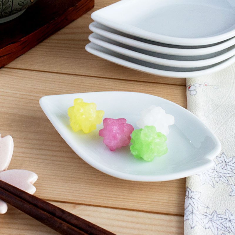 【アウトレット】花びらひとひら 白磁 豆皿 Φ8.3cm×5.7cm / 食器 皿 器 小皿 豆皿 薬味皿 珍味皿 花びら 白 ホワイト 無地 シンプル 桜 アウトレット 安い かわいい