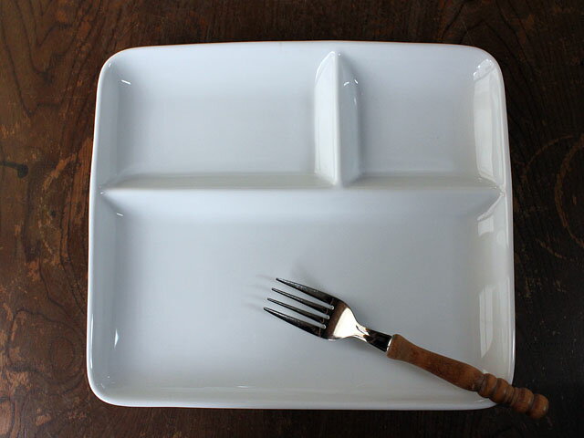 【アウトレット】【訳アリ】白磁 三つ仕切り 長角型 ランチプレート 25.3×21.9cm / 訳あり 鉄粉や粒 削り跡あり 洋食器 ワンプレート 仕切皿 カフ...