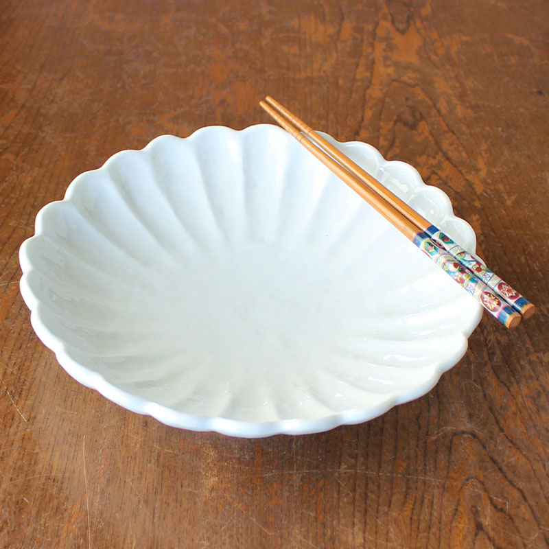 乐天商城 - 【アウトレット】菊型 白系 23.7cm 盛皿（色味おまかせ）※難あり / 皿 和食器 大皿 盛鉢 盛り皿 麺皿 菊型 輪花 花型 花形 おしゃれ 美濃焼