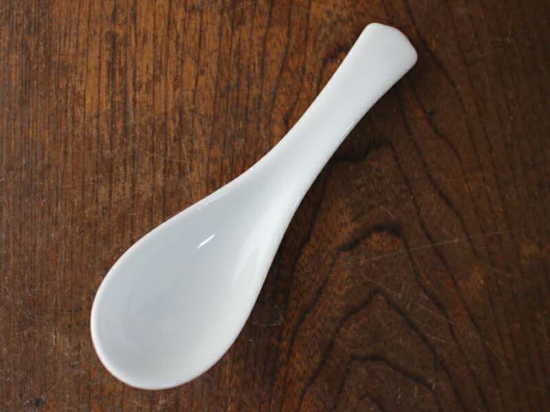 【アウトレット】白くて丸い形の反レンゲ 13.5cm（引っかけなし） / ホワイト 白 れんげ ラーメン 丼や炒飯に 丸型 手反