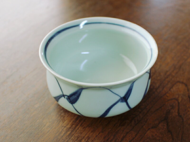 乐天商城 - 【アウトレット】青磁 手描き綱目 反口丸型深小鉢 10.5cm / 和食器 和柄 小鉢 網目模様 青磁 青 作山 10cm 手書き