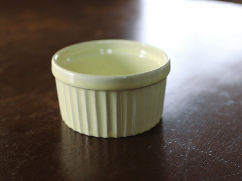 【アウトレット】イエローの底フラット ミニスフレ ※色むら・鉄粉・貫入等訳アリ [Φ約7×H3.7cm] / スフレ 黄色 ディップソース容器 バター皿 ジャム お菓子作り 手芸材料 ティラミス容器 プチアイスカップ