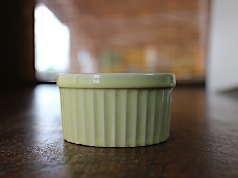 【アウトレット】イエローの底フラット ミニスフレ ※色むら・鉄粉・貫入等訳アリ [Φ約7×H3.7cm] / スフレ 黄色 ディップソース容器 バター皿 ジャム お菓子作り 手芸材料 ティラミス容器 プチアイスカップ