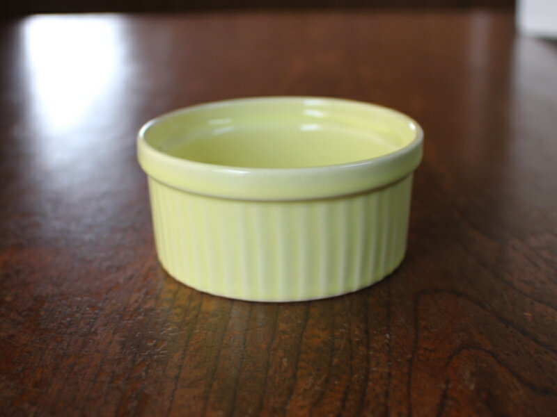 【アウトレット】底フラット イエロースフレ ※色むら・鉄粉等訳アリ [Φ約7.9×H3.6cm] / スフレ 黄色 ディップソース容器 バター皿 ジャム お菓子作り 手芸材料 ティラミス容器 プチアイスカップ ミニサラダカップ