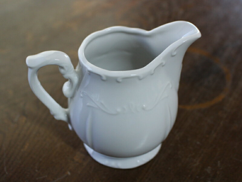【アウトレット】白磁 ドイツ型クリーマー（模様入り） [満水時200cc・高さ9.1cm] / ホワイト 白い食器 白磁 レトロ ミルクピッチャー シロップピッチャー アフタヌーンティー クリーマー ソースピッチャー ミルク入れ ミルクポット ソースポット