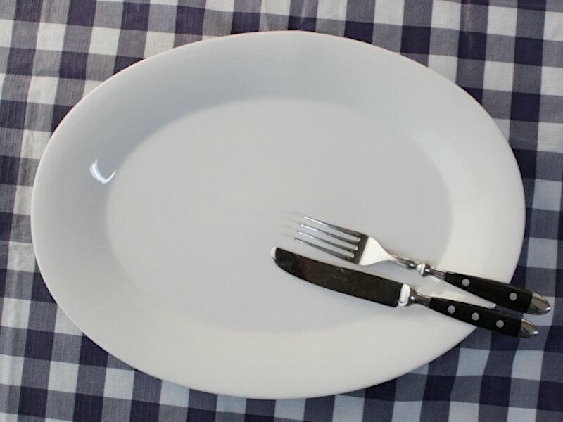 【アウトレット】ホワイト 幅広リム玉プラター [約37.8cm×28cm×h3.7cm] / シンプル アジアン食器 業務用食器 リム皿 リムプレート ビュッフェ 宴会用皿 パーティー皿 パーティープレート 中華盛り皿 オーバル 大皿 白食器 オードブル盛り合わせ