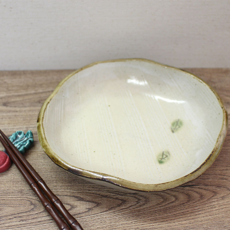 乐天商城 - 【アウトレット】白唐津 松葉文 刺身鉢[17.2〜17.6×H4.4cm] / 手づくりの器 和食器 土物 和食 刺身鉢 煮物鉢 和え物 煮物 和ナチュラル 中鉢 楕円 丸型 業務用