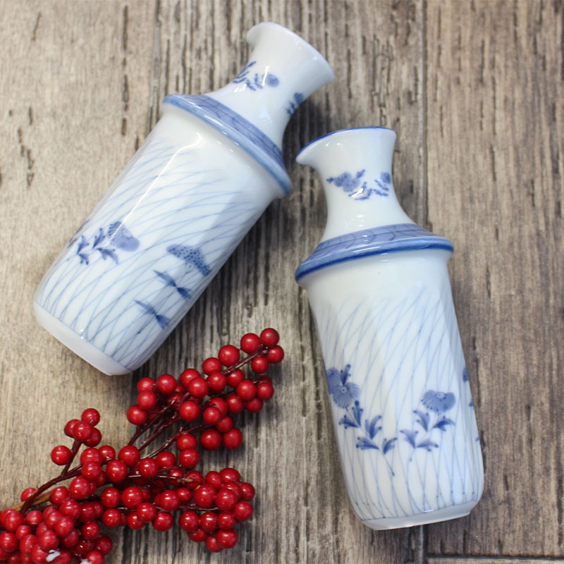 【アウトレット】藍染 菊縦彫 片口徳利 [6.9×H16.5cm] / 昭和レトロ 徳利 片口 二合徳利 藍染 菊 花柄 染付 熱燗 冷酒 日本酒