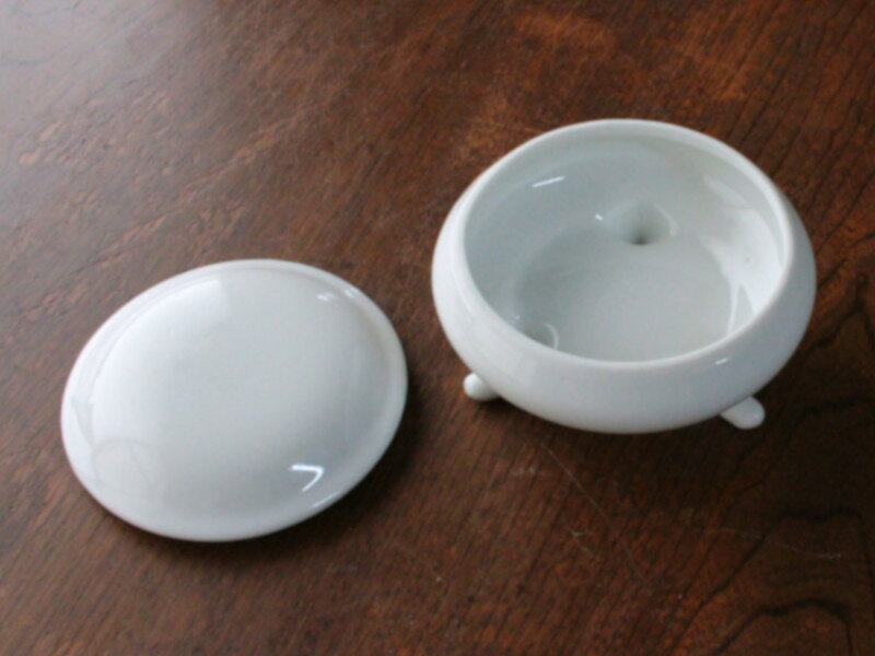 【アウトレット】白磁 小物入れ 脚付き 丸型（蓋付き） Φ9.5cm / 雑貨 香炉 お香立...