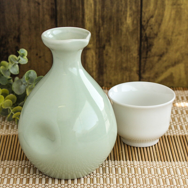 【アウトレット】へこませ徳利 薄いグリーン / 業務用 徳利 とっくり 和食器 日本酒 熱燗 晩酌 陶器 美濃焼 居酒屋 国産 日本製 グリーン 緑 大量注文可