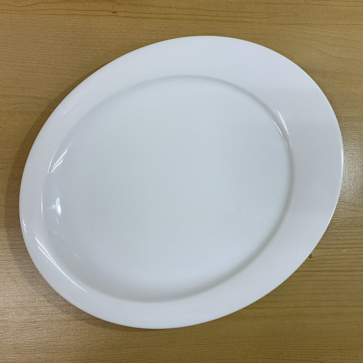 ビスタ 23cm プラター 楕円形 白 ホワイト プレート 白い皿 お皿 平皿 楕円 皿 オーバル ディッシュ 前菜 サラダ フレンチ おしゃれ お洒落 上品 シンプル 洋食器 白い食器 バイキング ビュッフェ おうちカフェ レストラン 父の日 結婚祝い ギフト 贈り物 プレゼント