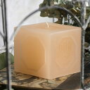 サイズ：幅7.5 x 奥行7.5 x 高さ7.5cm 色：アイボリー 材質：パラフィンCIERGERIE CUBE CANDLE MARSEILLE IVORY 1858年創業のLA CIERGERIE DES PREMONTRES(ラ シエルジュリ デ プレモントレ)。 フランス プロヴァンス地方に唯一残るキャンドルメーカーです。 プレモントレ修道院の先祖代々の伝統的なキャンドル作りの製法・技術を受け継いで製造しています。 機械には頼らず、ほとんど手作業で丁寧に作られており、卓越した技術の高さ、フォルムの美しさを誇っています。 伝統を重んじた製法や、環境を配慮した成分など様々な観点から、フランスEPVの称号を受けています。 日本ではなかなか手に入らない個性豊かなキャンドルをどうぞお楽しみください。 シンプルでベーシックなキューブ型のキャンドル。美しい色合いと佇まいをお楽しみいただけます。灯りをともさずに飾るだけでも素敵です。 光の当たり具合によって色の見え方が変わります。 手作りのため、サイズ、形、色味に個体差がございます。裏面にへこみがみられます。へこみの大きさは個体差がございます。 キャンドルにはカケなどがみられる場合がございます。予めご了承ください。 日頃のインテリアとしてはもちろん、クリスマスやハロウィンなどのイベントにも、オブジェのように飾っていただけます。 手作りのため、サイズ、形、色味に個体差がございます。裏面にへこみがみられます。へこみの大きさは個体差がございます。 キャンドルには写真のようなカケなどがみられる場合がございます。予めご了承ください。