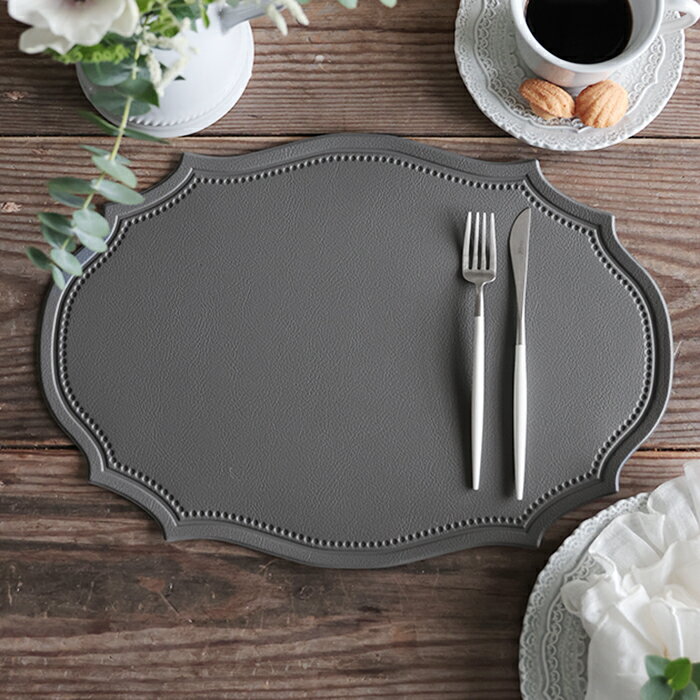 フェイクレザー プレースマット Wind Oval ダーク グレー // ランチョンマット 撥水 テーブルマット ティークロス ティーマット ダークグレー 濃灰くすみカラー 合皮 エンボス加工 レザー調 PUレザー 子供 フレンチシック おしゃれ サラグレース