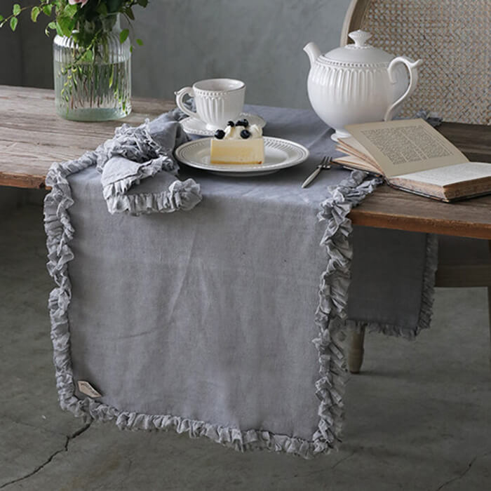 テーブルランナー セメント 40x140cm Chez moi Chic // シェモア リネン：100% フリルはナイロン50% コットン50% テーブルセンター テーブルクロス テーブルマット ランチョンマット イタリア サラグレース
