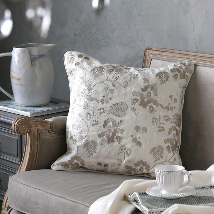 クッションカバー リネン シーチング 50x50cm CONDOR // 正方形 総柄 刺繍 ハンドメイド インド 天然素材 綿 クッション カバー ナチュラル ベージュ ホワイト アラベスク フリンジ エスニック コンドール おしゃれ サラグレースのサムネイル