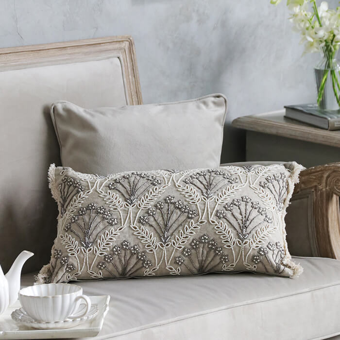 クッションエン ブロイダリー リネン サイド フリンジ 30x50cm No.2(中綿付き) CONDOR // 長方形 総柄 刺繍 ハンドメイド インド 天然素材 リネン クッション カバー 枕 ピロー ビーズ グレー ナチュラル ベージュ ホワイト 花柄 草 横長 コンドール おしゃれ サラグレースのサムネイル