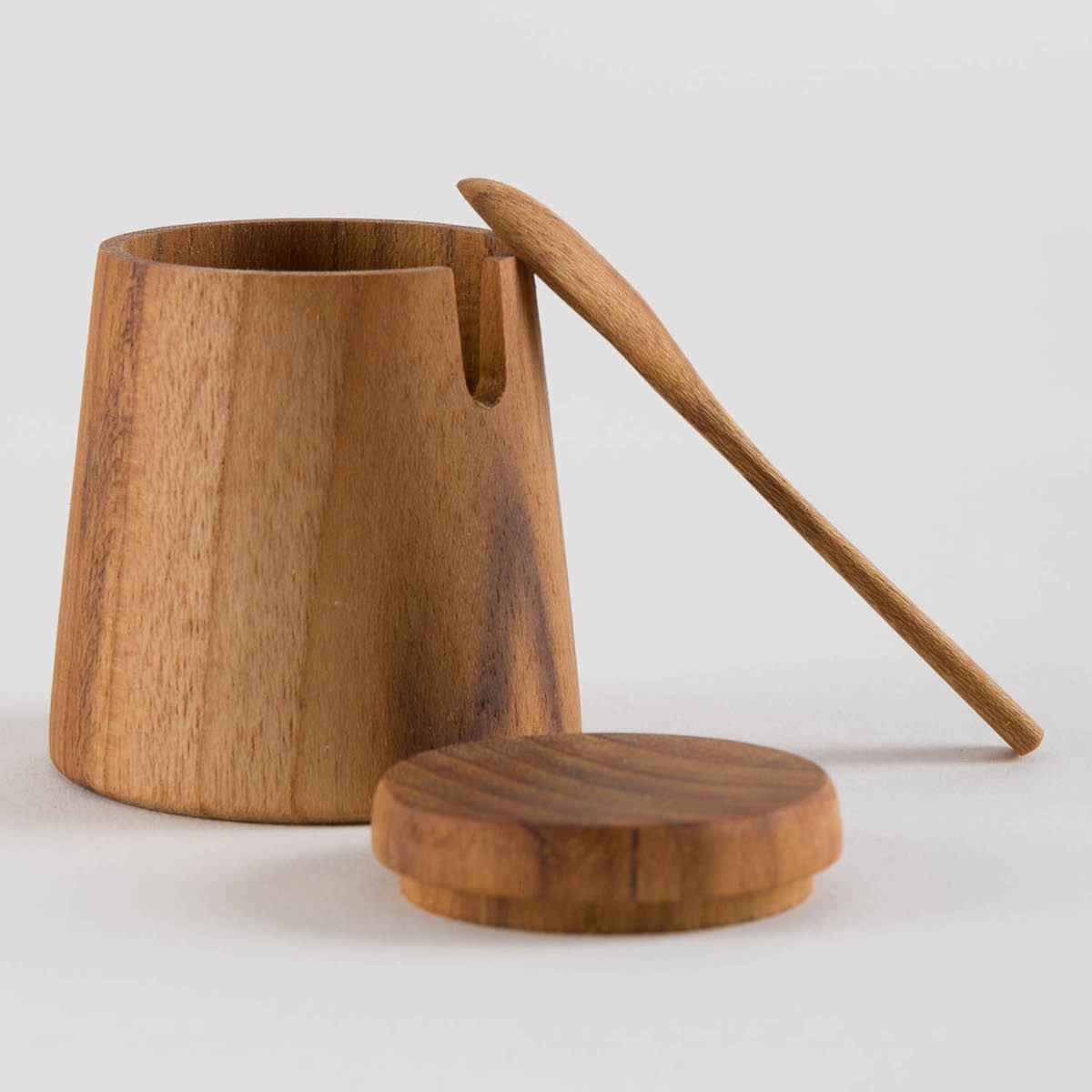 チーク材で作られた七味入れは、木目の美しさを堪能できるひまわり油仕上げ。フタとスプーン付きで、七味をすくってパラパラと料理にかけやすく、キッチンに飾っておきたくなるナチュラルな佇まいが魅力です。