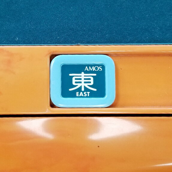 　麻雀にかかせないアイテム親マーク！ 「AMOS」のロゴ入りの親マークです。 ＜サイズ＞41&times;33mm ＜色＞水色 ＜注意＞ AMOSアルティマ、AMOSセヴィアなどに標準セットされている親マークです。AMOSマーテル・AMOSキューブのポケットにははいりません。お手持ちの麻雀卓のポケット（親マークをおくところ）のサイズを確認してください。サイズによってポケットに入らない場合があります。