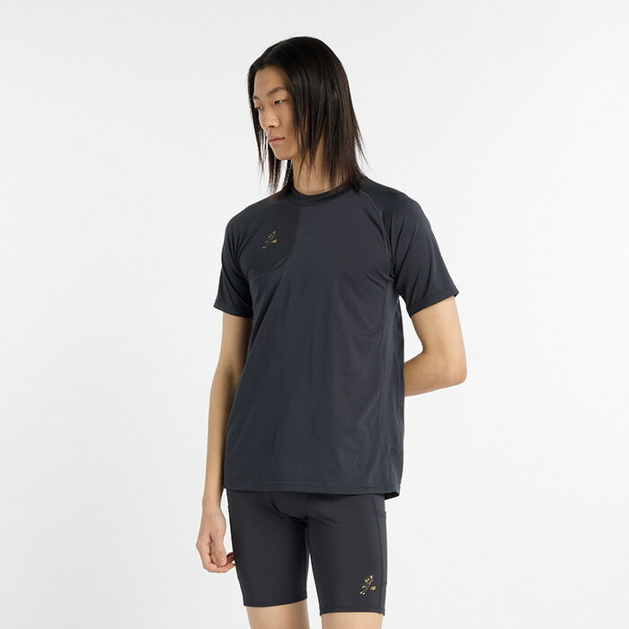 商品詳細大谷翔平選手初のシグネチャーコレクション「Shohei Ohtani Signature Collection」はオンフィールドでのパフォーマンススタイル、オフフィールドでのスポーツスタイルアパレル、そして初のシグネチャースパイクを展開し、投打の彼の圧倒的な2つの才能を表現しています。コンテンポラリーなデザインに、野球の伝統にインスパイアされたディテールを取り入れた、プレミアムな仕上がりとなっています。 大谷翔平パフォーマンスショートスリーブトップは、フィールドプレイやトレーニングをサポートするために非対称のスリーブを採用しています。素材リサイクルポリエステル65%、綿35%カラーPHM：ファントムサイズ参考サイズ(着丈×身幅)・M(74.6×43.8cm)・L(76.2×47.6cm)・XL(79.1×51.4cm) ※ブラウザやお使いのモニター環境により、掲載画像と実際の商品の色味が若干異なる場合があります。 ※商品詳細画像は今シーズン展開外カラーを掲載していることがあります。 ※掲載の価格・デザイン・仕様について、予告なく変更することがあります。あらかじめご了承ください。 ※店頭併売商品のため色褪せ、変色等がある場合がございます。気になる場合はお問い合わせください。