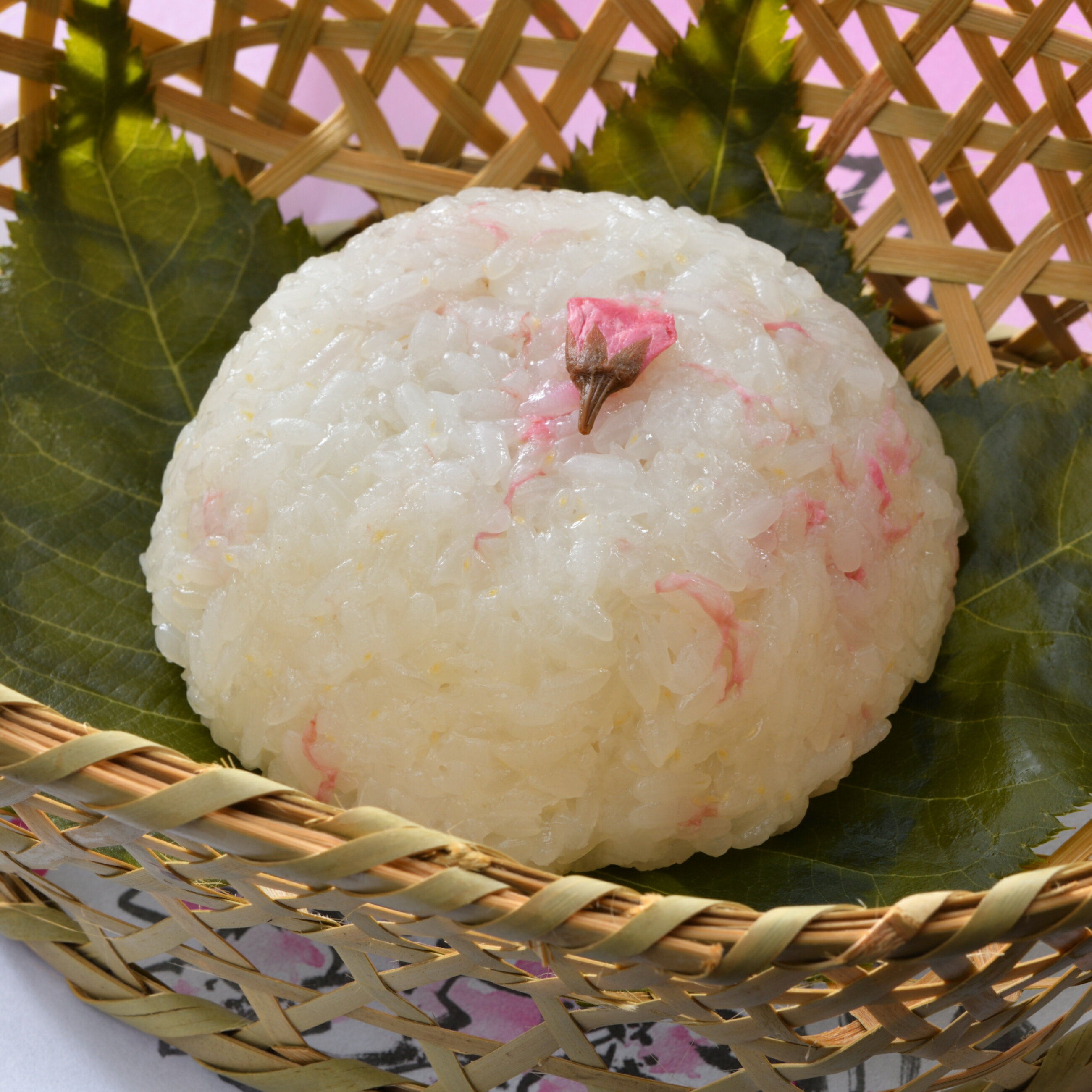 商品情報名称冷凍米飯類原材料名もち米（国産）、うなぎ蒲焼（国内製造）、醤油（大豆・小麦を含む）、砂糖、味醂、食塩、桜の葉、桜の花、料理酒、桜パウダー《デキストリン、桜ペースト（桜花塩漬、桜葉塩漬）、寒天、砂糖／安定剤（加工澱粉）、着色料（コ...