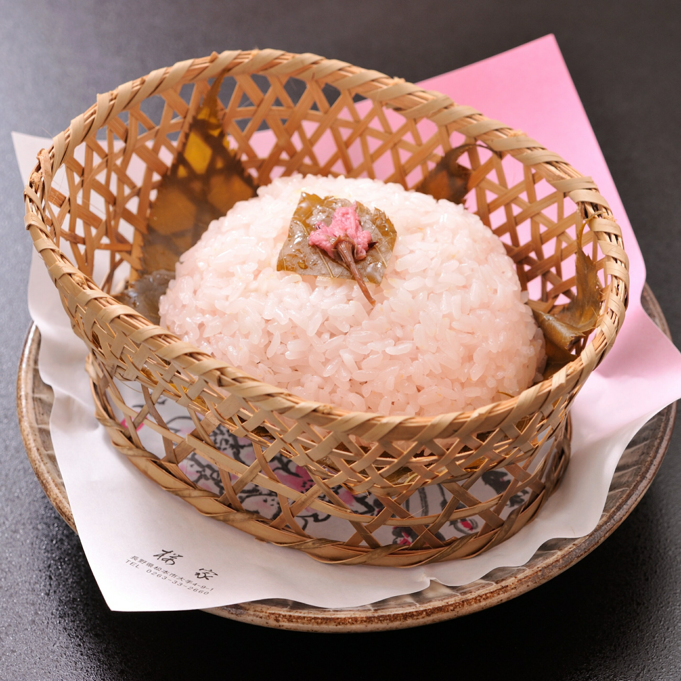 商品情報名称冷凍米飯類原材料名もち米（国産）、うなぎ蒲焼（国内製造）、醤油（大豆・小麦を含む）、砂糖、味醂、食塩、桜の葉、桜の花、桜パウダー《デキストリン、桜ペースト（桜花塩漬、桜葉塩漬）、寒天、砂糖／安定剤（加工澱粉）、着色料（コチニール...